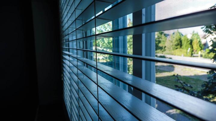 Située à Rouen, l’entreprise SOROFERM s’occupe de la pose de vos volets.